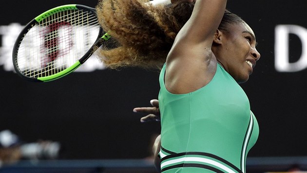 V SILOU. Americk tenistka Serena Williamsov odehrv mek v osmifinle Australian Open.