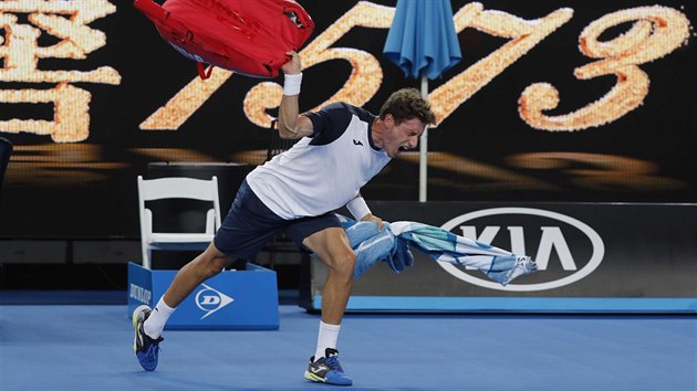ZLOST. panlsk tenista Pablo Carreo Busta se zlob po osmifinle Australian Open a hz svou takou.