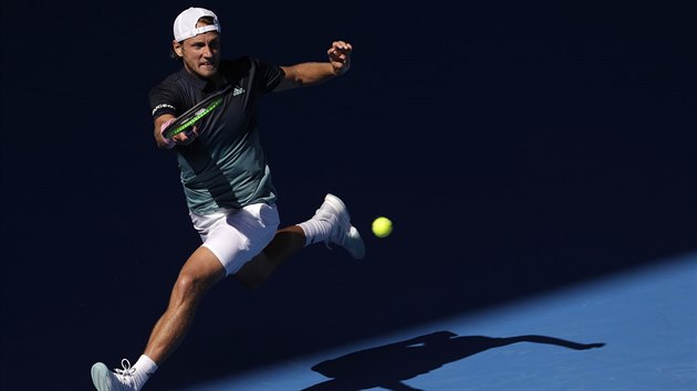 VE VZDUCHU. Francouzsk tenista Lucas Pouille trefuje mek v semifinle Australian Open.