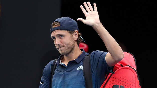 VYZYVATEL. Francouzsk tenista Lucas Pouille pichz na kurt ped semifinle Australian Open.