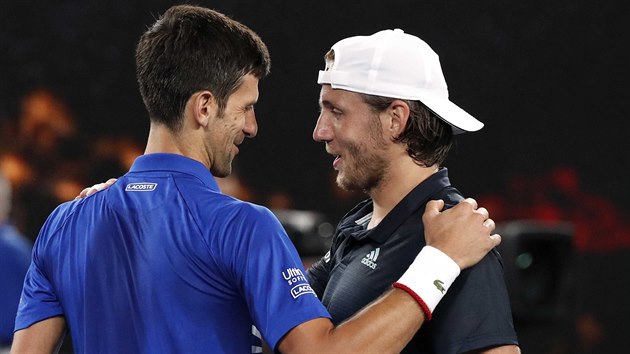 GRATULACE. Srbsk tenista Novak Djokovi pijm gratulace k postupu od Francouze Lucase Pouilleho (vpravo).