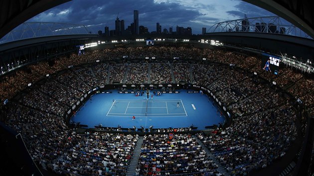 SEMIFINLE. Pohled na arenu Roda Lavera a panorama Melbourne bhem semifinle Australian Open.