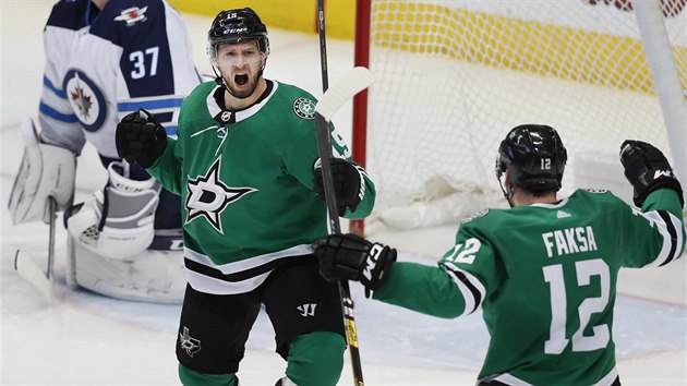 Blake Comeau z Dallasu (elem) a Radek Faksa slav gl proti Winnipegu.