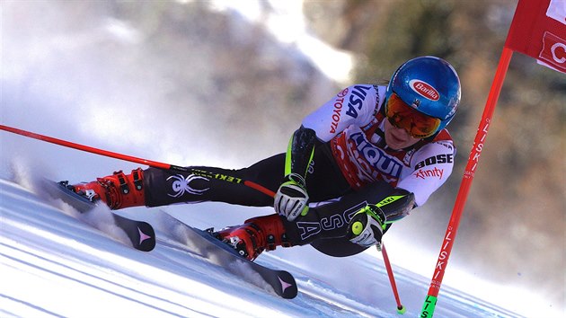 Americk lyaka Mikaela Shiffrinov na trati super-G v Cortin.