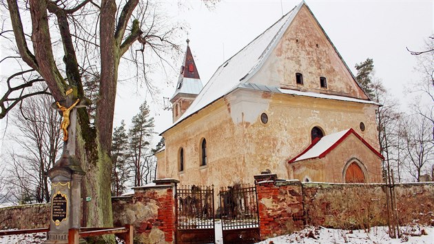 Miroslav Mdlek opravuje rozpadl kostel sv. imona a Judy ve Starm Rokytnku.
