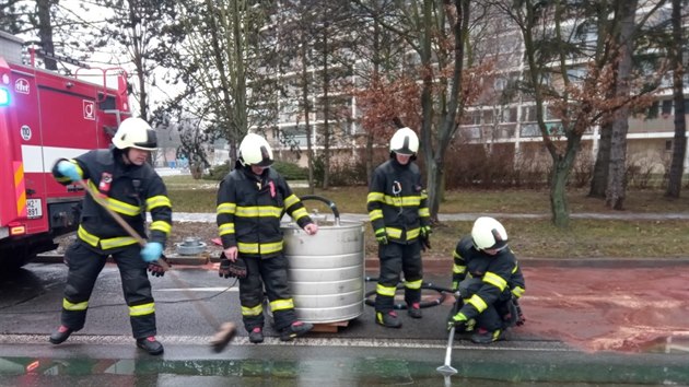 Hasii oderpvali naftu vyteklou z nkladnho auta v ulici Vta Nejedlho v Hradci Krlov (28. 1. 2018).