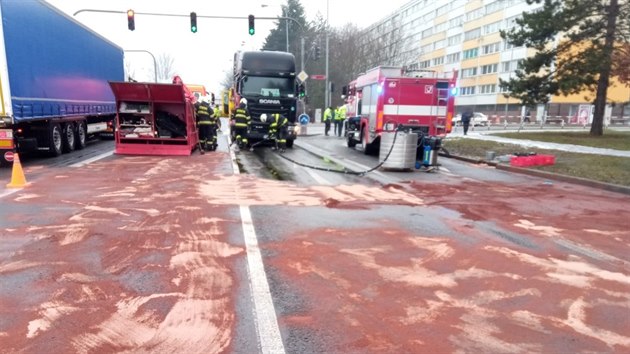 Hasii oderpvali naftu vyteklou z nkladnho auta v ulici Vta Nejedlho v Hradci Krlov (28. 1. 2018).