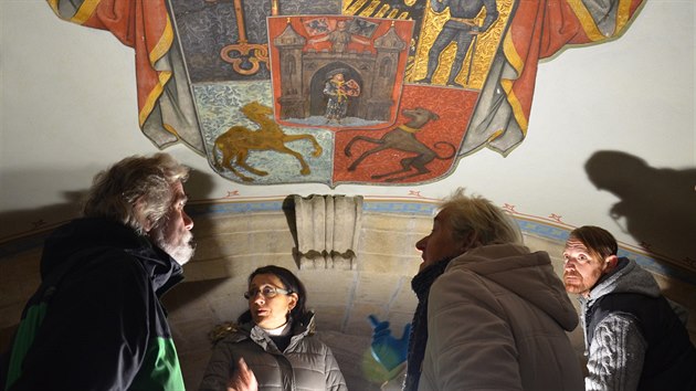 Restaurátoři a další odborníci diskutují nad městským znakem, který je umístěn v katedrále sv. Bartoloměje. Malíř do něj nenamaloval rytíře, ale žida.