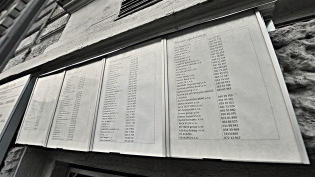 ES Katalog má sídlo v centru Brna, kde mají nahlášenou adresu další desítky firem.