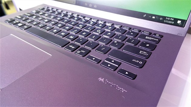 Vivobook od Asusu v má klasické „notebookové“ rozložení kláves.