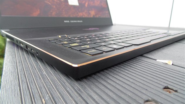 Levý bok herního notebooku Asus Zephyrus S (GX701) s bohatým výběrem konektorů.