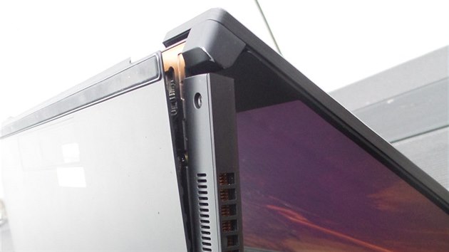 Zvedací část spodní plochy u herního notebooku Asus Zephyrus S (GX701), která umožní lepší nasávání vzduchu pro chlazení.