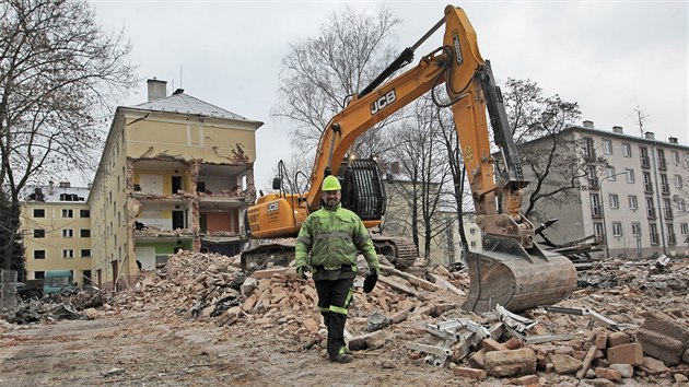 Dům v Mírové ulici už svému účelu dosloužil. Demoliční firma do konce srpna zbourala dalších třináct nemovitostí ve vyloučené lokalitě. 