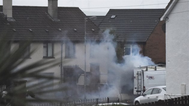 Kontrolovan exploze dodvky v severoirskm Londonderry pot, co zde maskovan mui unesli dv vozidla. (21. ledna 2019)
