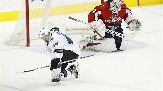 Tom Hertl ze San Jose slav vtzn gl proti Washingtonu.