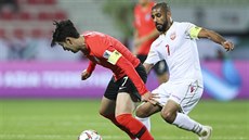 Souboj v osmifinále Asijského poháru mezi Koreou a Bahrajnem (bílá).