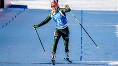 Laura Dahlmeierová v cíli sprintu biatlonistek v Anterselv.