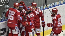 Hokejisté Tince se radují z gólu na led Chomutov.