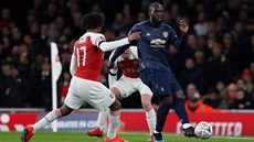 Romelu Lukaku pihrává, napadá ho Alex Iwobi.