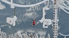 Provozovatelé skiareálu Klínovec vyuili techniku shazování snhu a ledu ze...