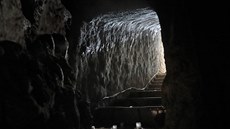 Ledové stalagmity u vchodu do dolu Jeroným