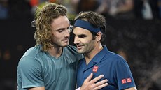 ecký tenista Stefanos Tsitsipas (vlevo) a Roger Federer u sít bhem...