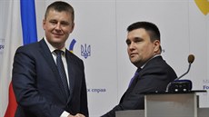 eský ministr zahranií Tomá Petíek (vlevo) a ukrajinský ministr zahranií...