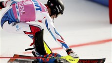 Francouz Clement Noël se natahuje do cíle bhem slalomu ve Wengenu.