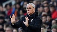 Trenér Fulhamu Claudio Ranieri ud�luje pokyny svým sv��enc�m v zápase proti...