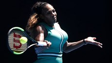 Serena Williamsová se ví silou opírá do forhendu ve tvrtfinále Australian...