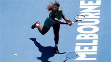 Serena Williamsová bhem tvrtfinále Australian Open proti Karolín Plíkové.