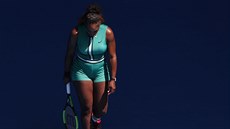 PORAENA. Zklamaná Serena Williamsová kráí po vyazení ve tvrtfinále...