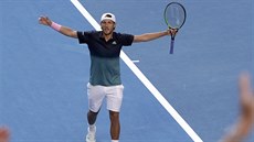 Francouz Lucas Pouille slaví postup do semifinále Australian Open.
