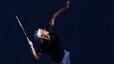 Francouz Lucas Pouille podává ve tvrtfinále Australian Open.