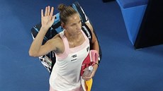 Karolína Plíková opoutí kurtu po poráce v semifinále Australian Open.