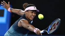 Japonka Naomi Ósakaová se natahuje po míi v semifinále Australian Open.