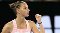 Karolína Plí�ková se hecuje v semifinále Australian Open.