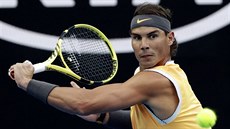 ČOP. Španěl Rafael Nadal hraje bekhendový úder se spodní rotací ve finále...