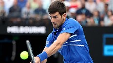 BEKHEND. Srb Novak Djokovi se opírá do míku ve finále Australian Open.