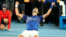 VÍTZSTVÍ. Srb Novak Djokovi si uívá zisk sedmého titulu na Australian Open.