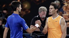 GRATULACE. panl Rafael Nadal (vpravo) gratuluje Novaku Djokoviovi ze Srbska...