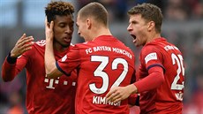 Fotbalisté mnichovského Bayernu se radují z branky do sítě Stuttgartu.