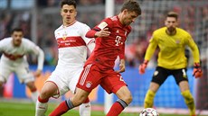 Thomas Müller z Bayernu Mnichov (vpravo) se snaží uvolnit kolem Marca-Olivera...
