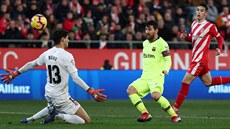 Lionel Messi z Barcelony (ve �lutém) p�ekonává branká�e Girony.