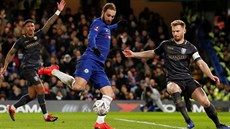 Gonzalo Higuaín z Chelsea pálí na branku týmu Sheffiel Wed v utkání FA Cupu.