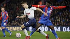 Juan Foyth z Tottenhamu (vlevo) a  Jeffrey Schlupp z Crystal Palace bojují o...