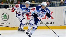 Brněnští hokejisté Zbyněk Michálek (vlevo) a Martin Erat útočí na branku Zlína.
