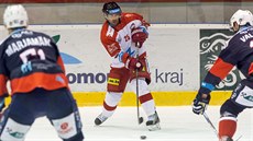 Zbynk Irgl z Olomouce pihrává v utkání s Chomutovem.