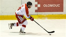 Olomoucký Zbyn�k Irgl se s pukem �ítí do útoku v zápase s Chomutovem.