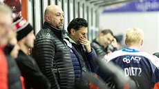 Chomutovský trenér Vladimír Rika (vpravo) pemýlí v utkání svého týmu s...